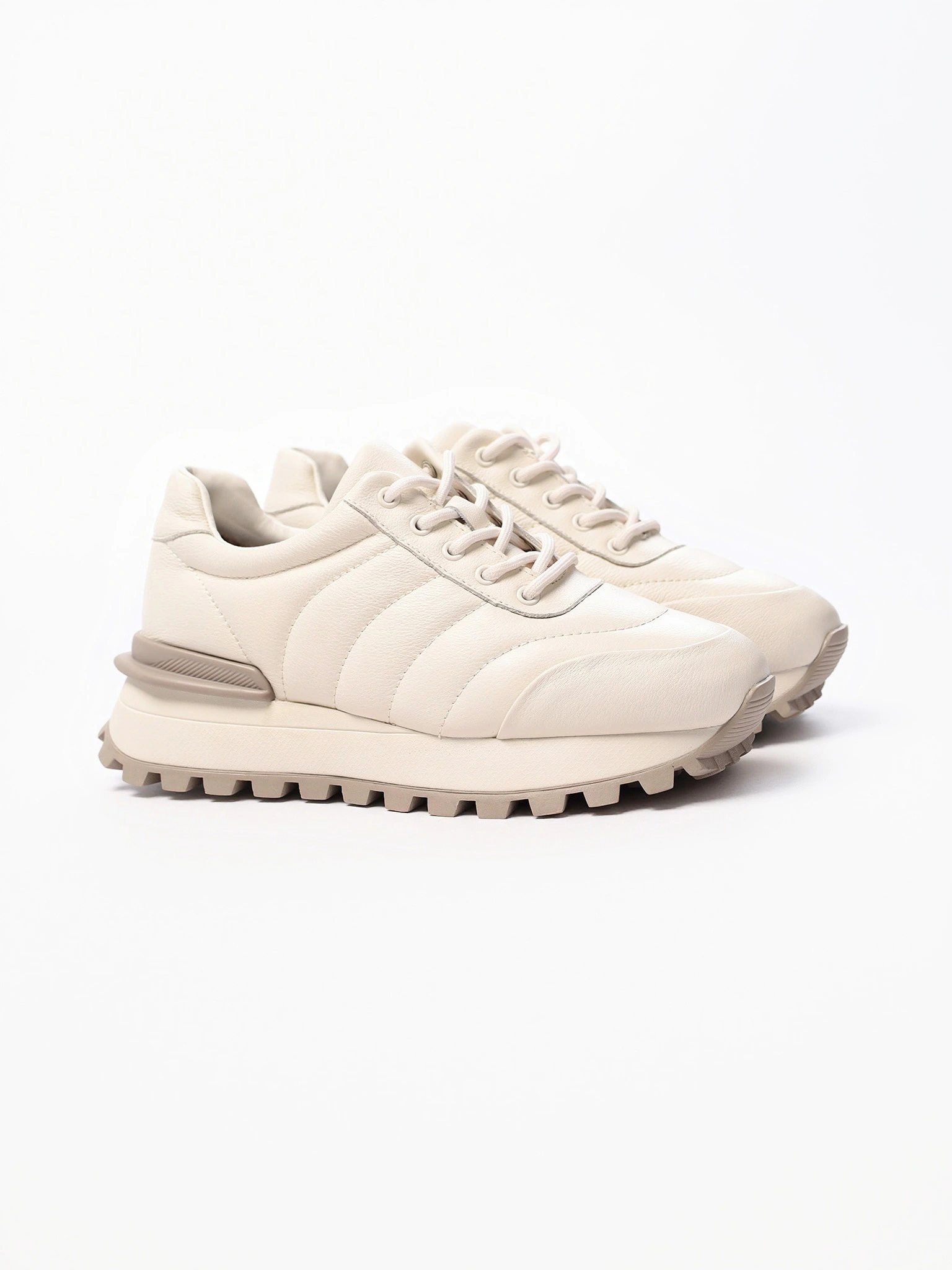 Кроссовки белого цвета на рельефной подошве